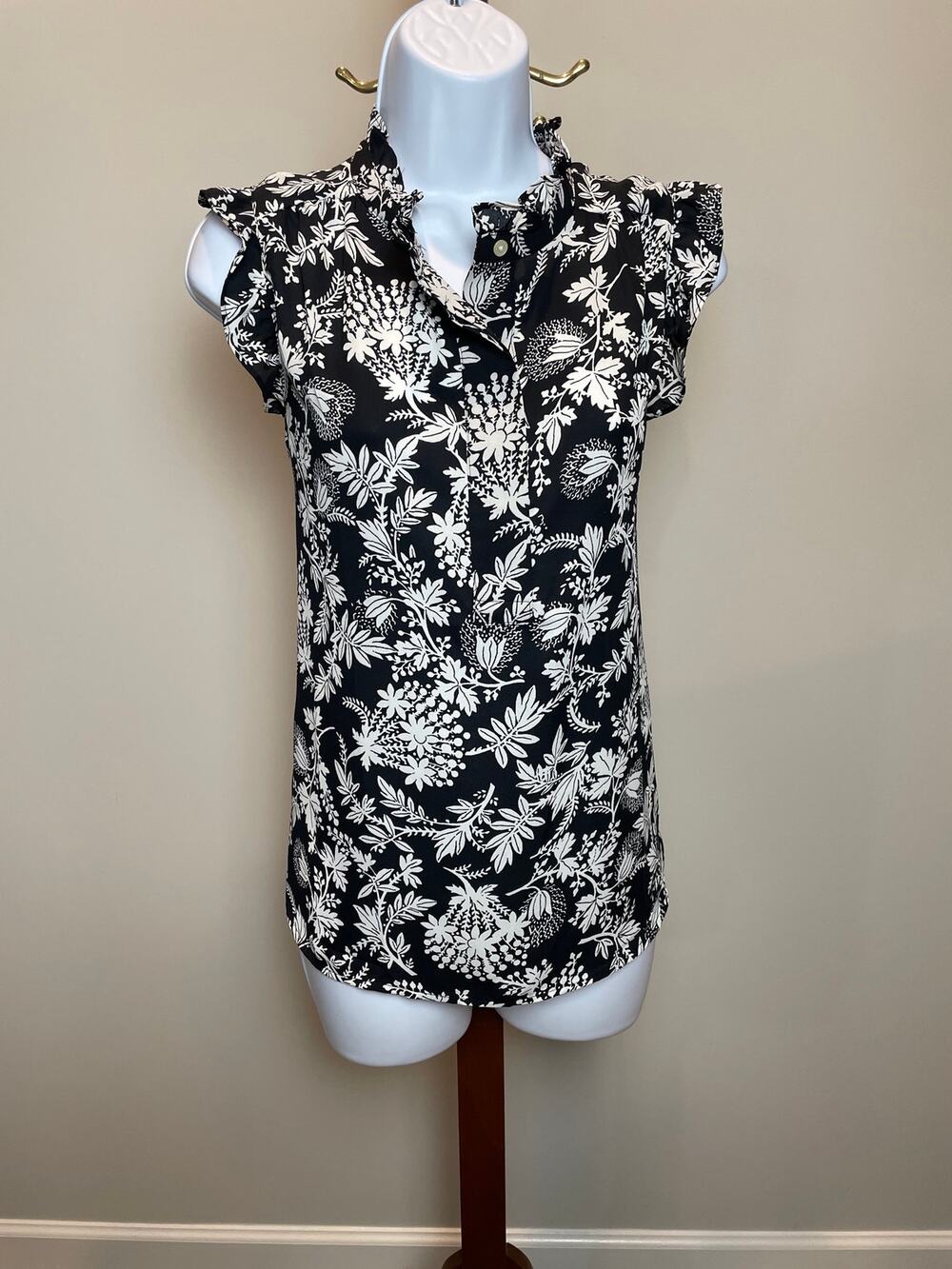 Loft Top Size S White Floral Mock Neck Ruffle Detail Flutter Sleeves